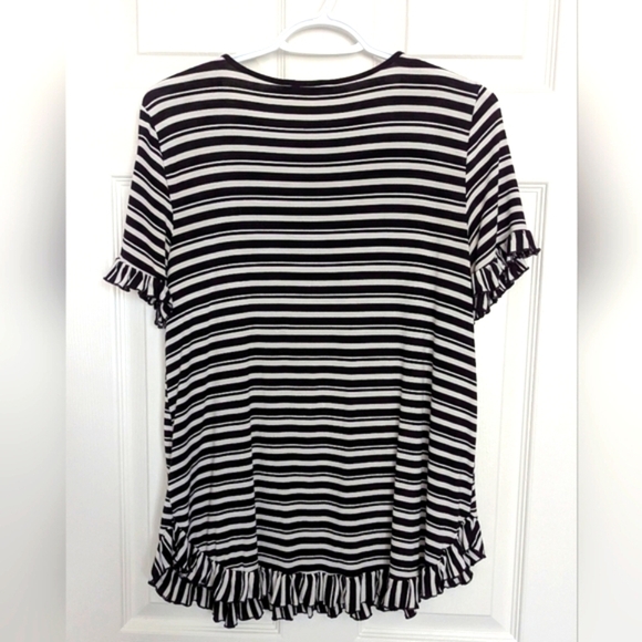 Cable & Gauge Women's (Medium)Top/Tshirt With Ruffled Sleeves & Bottom Hem - Picture 6 of 12